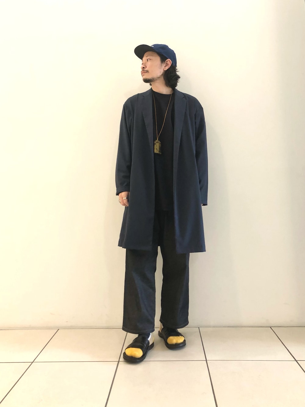 「秋コーデ、カジュアル、ラフ、大人コーデ、キレイめ、モノトーンコーデ、低身長、ワントーンコーデ、デニム、コート、カーディガン、サンダル」｜「URBAN RESEARCHのTRウォッシャブルコーディガン（カーディガン/ボレロ、ブルー系）」を使った、yamamoto0804さん（メンズ・163cm）の秋コーディネートの1枚目の写真