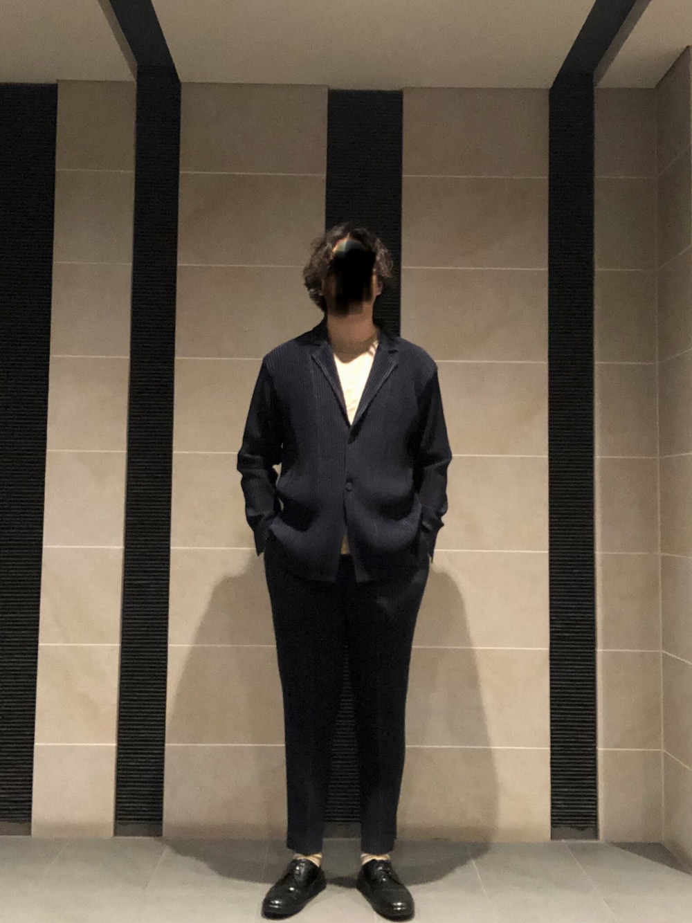 「イッセイミヤケ、セットアップ、プリーツパンツ、プリーツ」｜「HOMME PLISSE ISSEY MIYAKEのアイテム（スラックス、ブルー系）」を使った、mister.dnさん（メンズ・177cm）の秋コーディネートの1枚目の写真