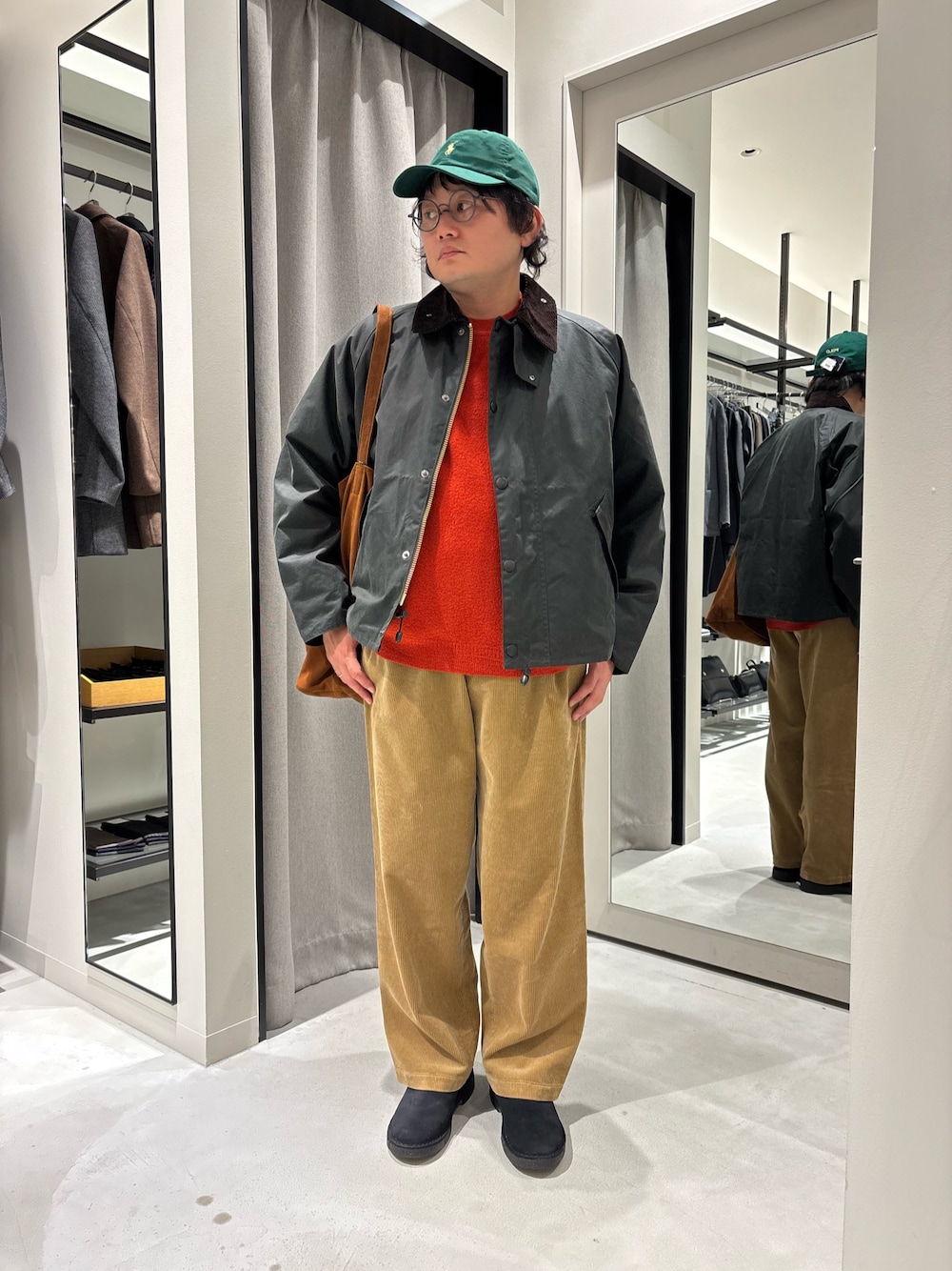 レッド系のニット/セーター、ブラウン系のその他パンツ、ブラック系のその他シューズを着用したメンズの秋コーディネートの1枚目の写真