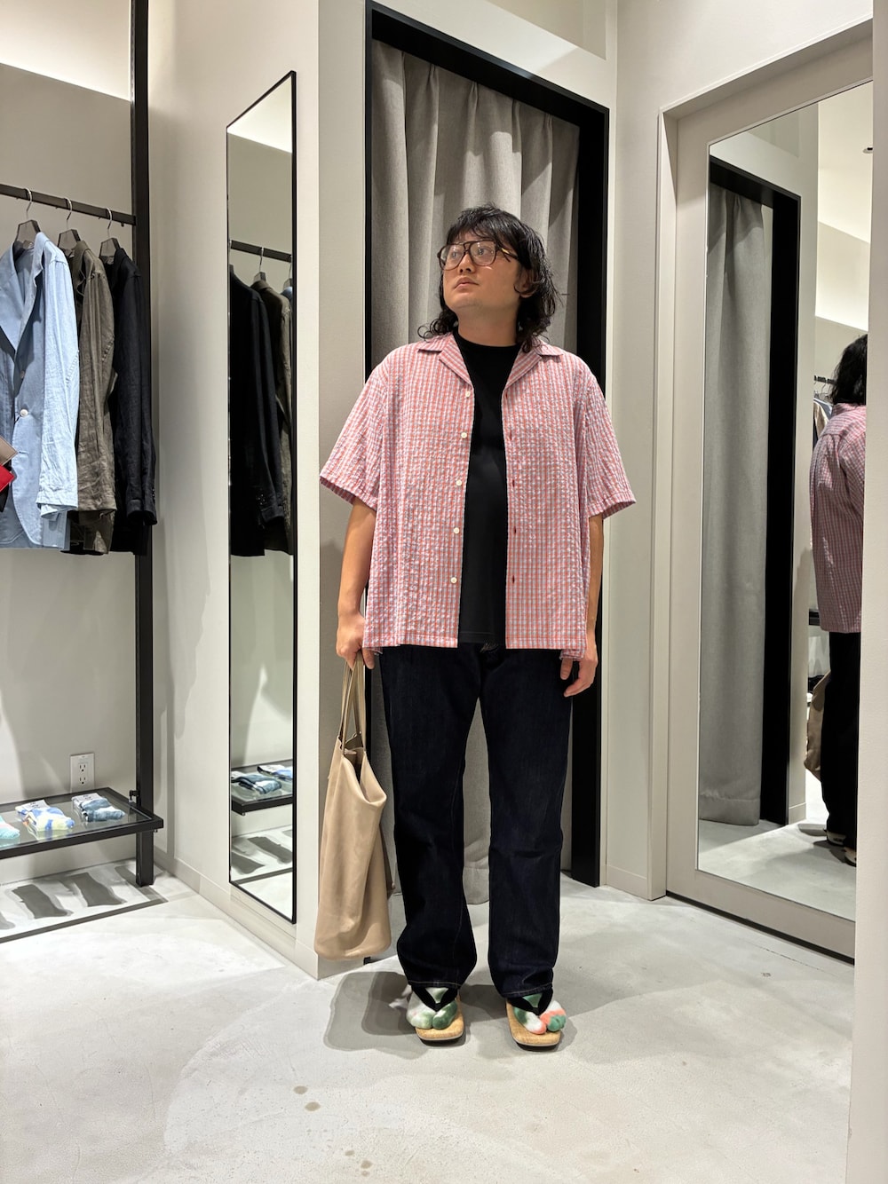 オレンジ系のシャツ/ブラウス、ブラック系のTシャツ/カットソー、ベージュ系のトートバッグを着用したメンズの夏コーディネートの1枚目の写真