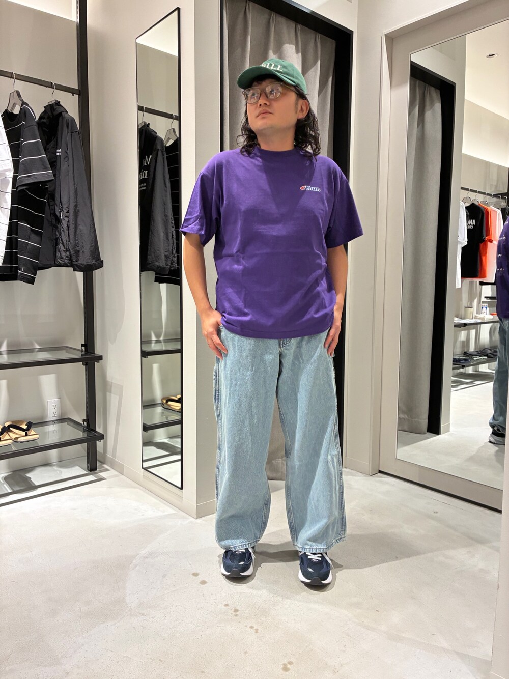 パープル系のTシャツ/カットソー、ブルー系のデニムパンツ、ブルー系のスニーカーを着用したメンズの夏コーディネートの1枚目の写真