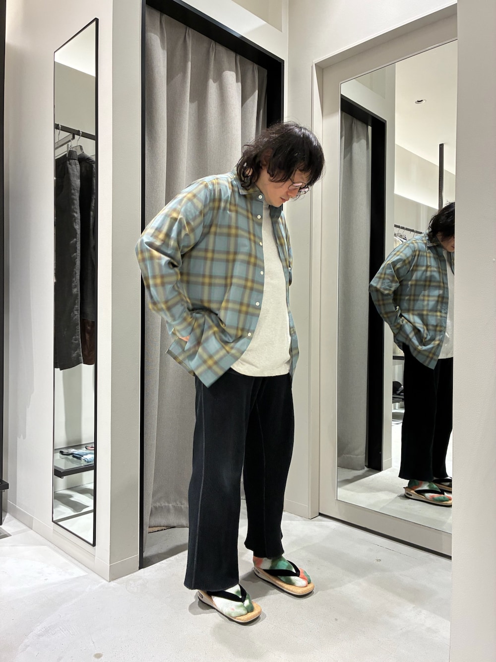 ホワイト系のその他シューズ、グレー系のTシャツ/カットソー、グリーン系のシャツ/ブラウスを着用したメンズの夏コーディネートの1枚目の写真