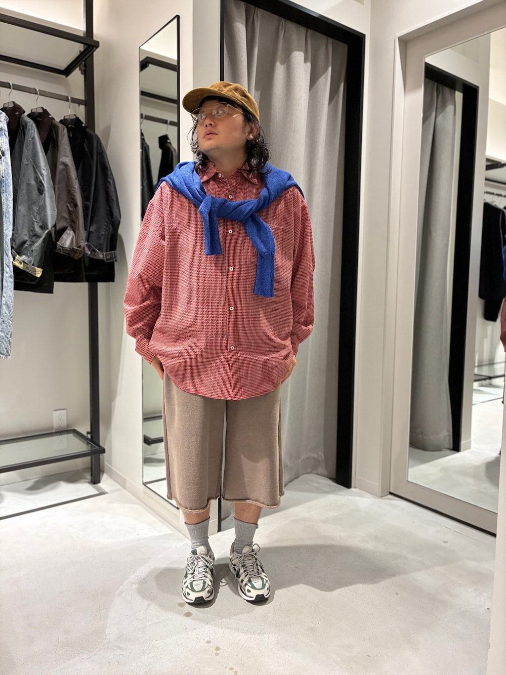 レッド系のシャツ/ブラウス、グレー系のその他パンツ、ブルー系のニット/セーターを着用したメンズの秋コーディネートの1枚目の写真