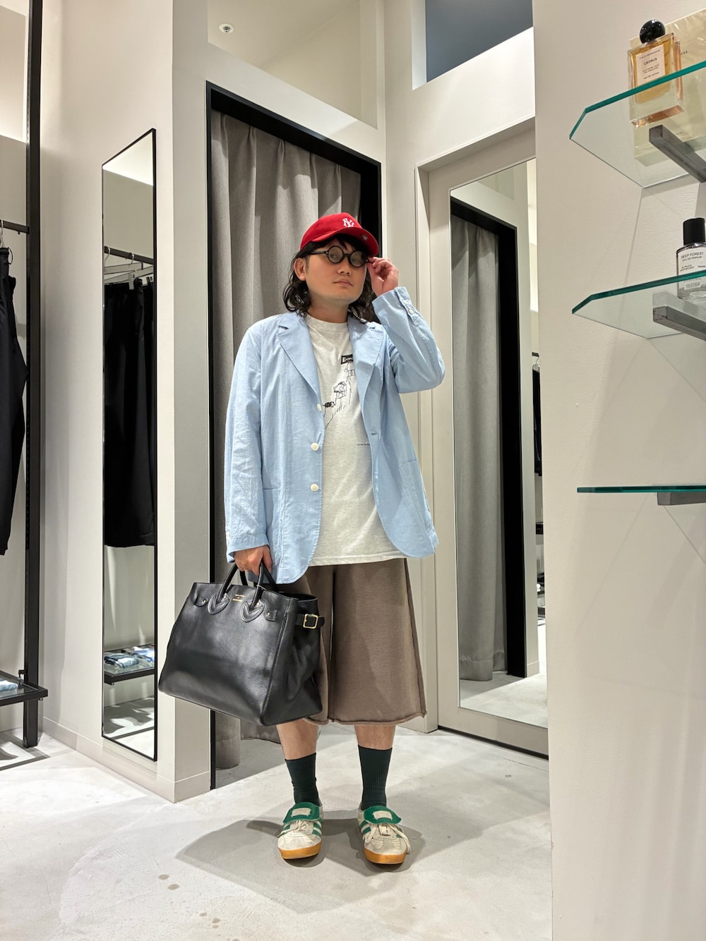 グレー系のTシャツ/カットソー、ブルー系のテーラードジャケット、グレー系のその他パンツを着用したメンズの夏コーディネートの1枚目の写真