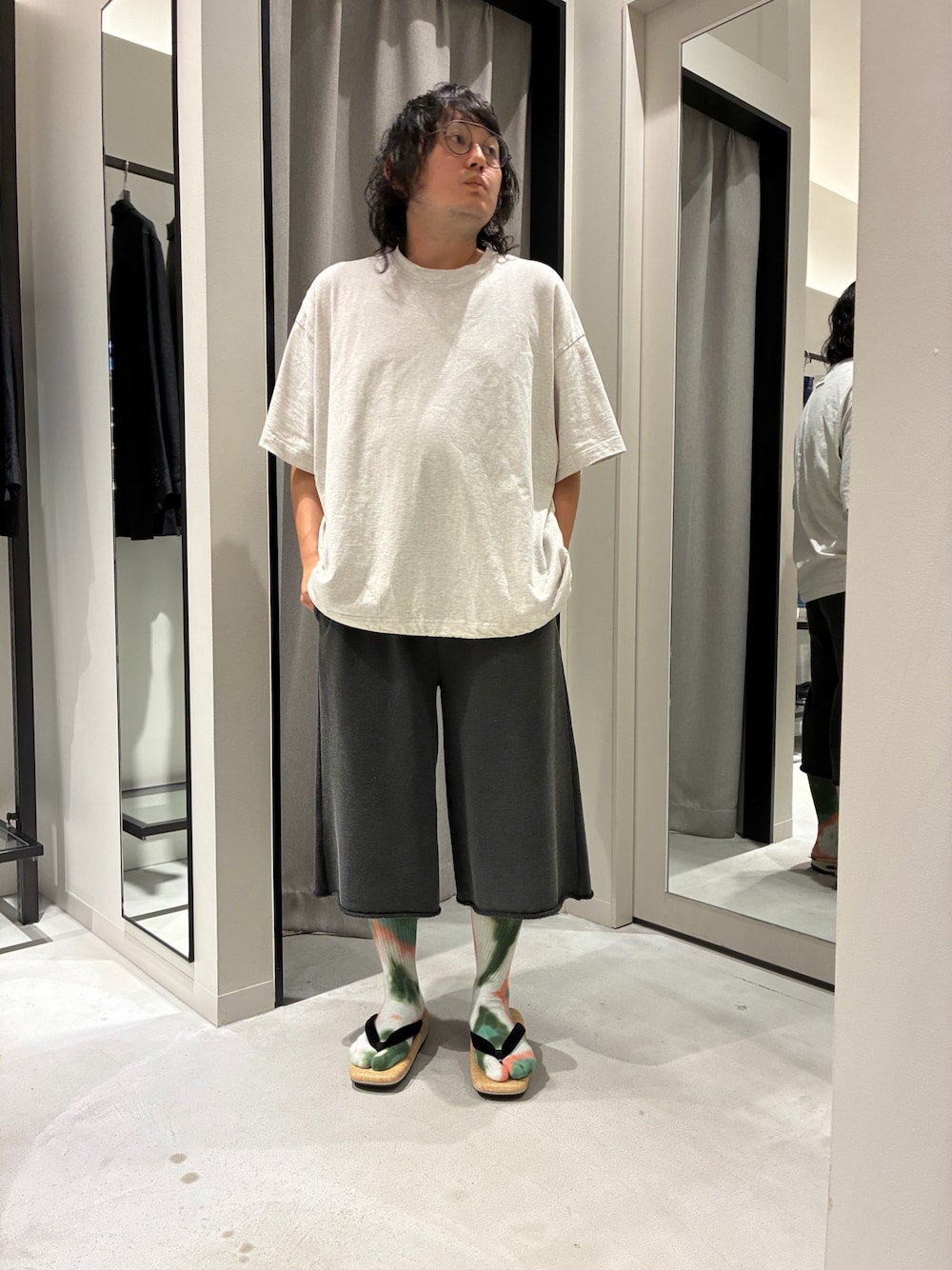グレー系のTシャツ/カットソー、ブラック系のその他パンツ、ホワイト系のその他シューズを着用したメンズの夏コーディネートの1枚目の写真
