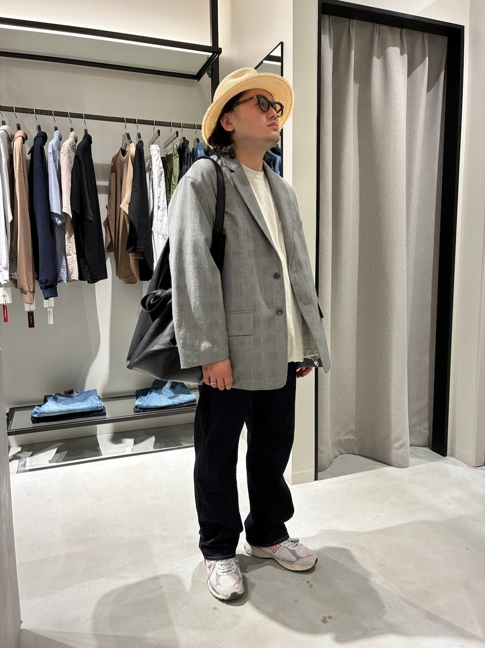 その他のその他アウター、ブルー系のデニムパンツ、ベージュ系のハットを着用したメンズの春コーディネートの1枚目の写真