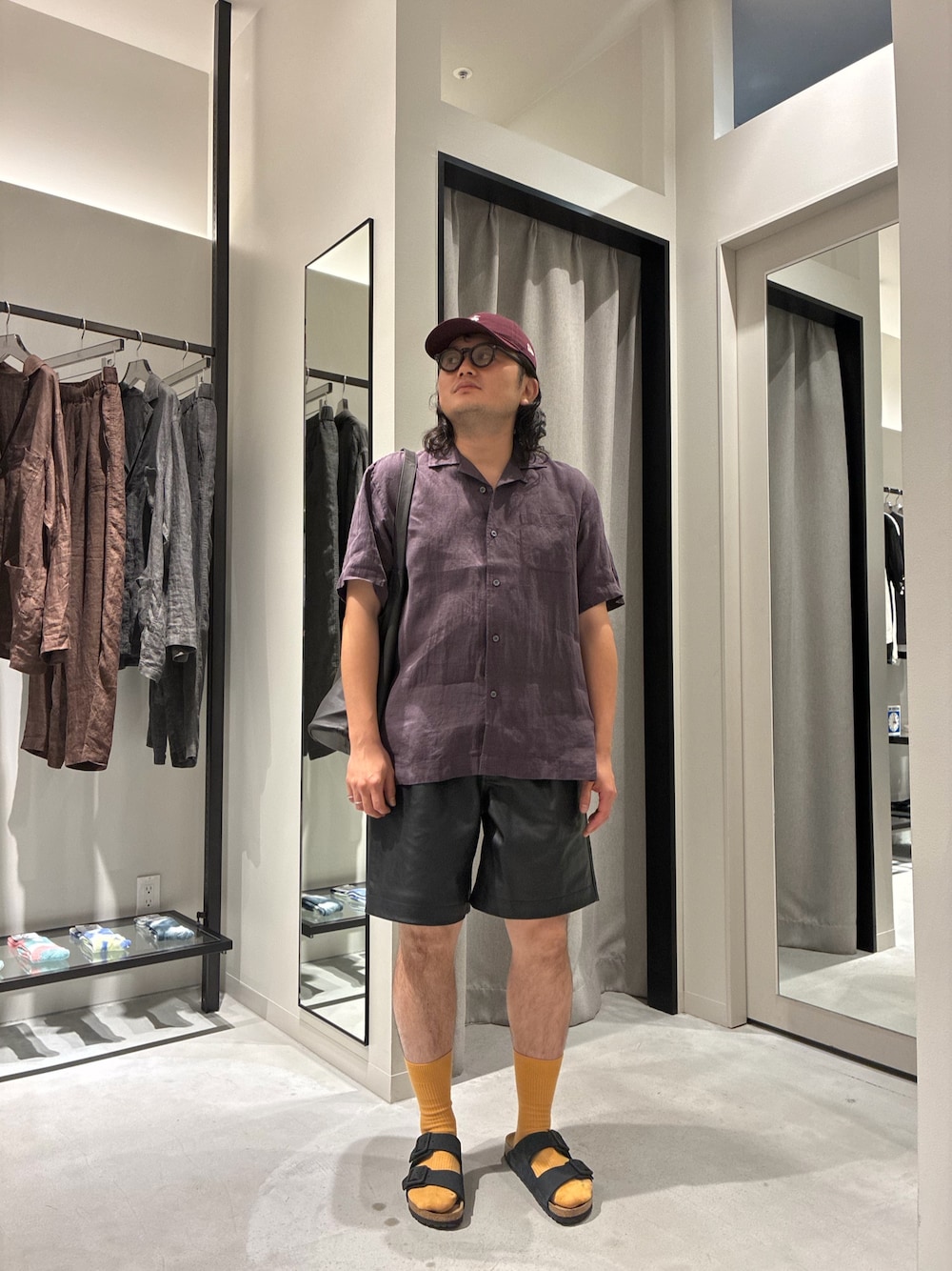 ブラック系のサンダル、ブラック系のその他パンツ、レッド系のシャツ/ブラウスを着用したメンズの夏コーディネートの1枚目の写真