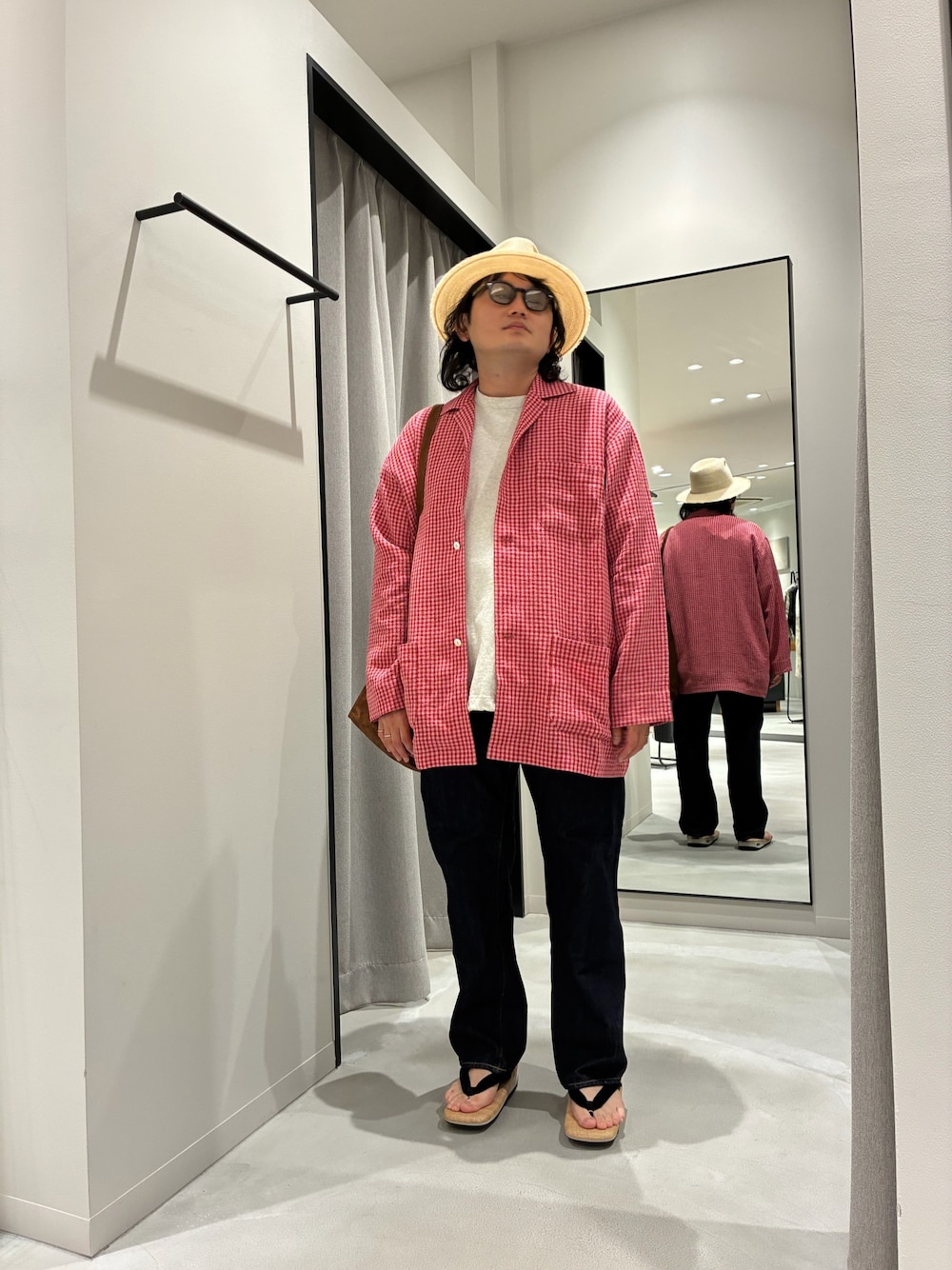 ブルー系のデニムパンツ、ホワイト系のその他シューズ、グレー系のTシャツ/カットソーを着用したメンズの春コーディネートの1枚目の写真