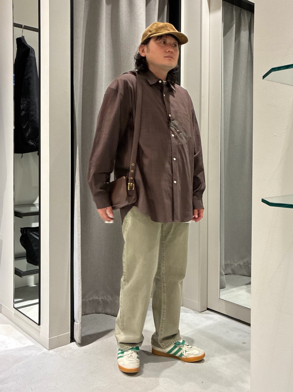 ベージュ系のデニムパンツ、ブラウン系のシャツ/ブラウス、ブラウン系のキャップを着用したメンズの秋コーディネートの1枚目の写真