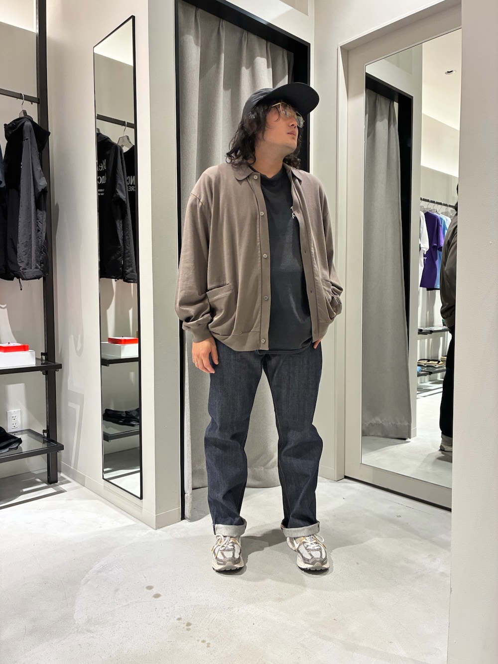 グレー系のカーディガン/ボレロ、ブルー系のデニムパンツを着用したメンズの夏コーディネートの1枚目の写真