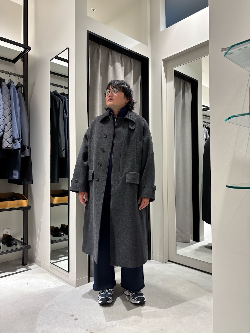 ブルー系のスウェットパンツ、パープル系のテーラードジャケット、グレー系のその他アウターを着用したメンズの秋コーディネートの1枚目の写真