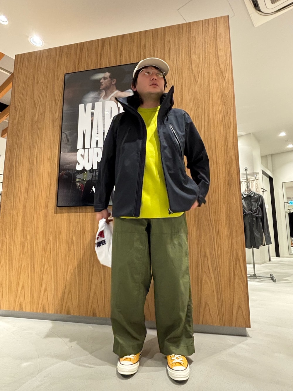 ブルー系のテーラードジャケット、グリーン系のその他パンツ、イエロー系のTシャツ/カットソーを着用したメンズの春コーディネートの1枚目の写真