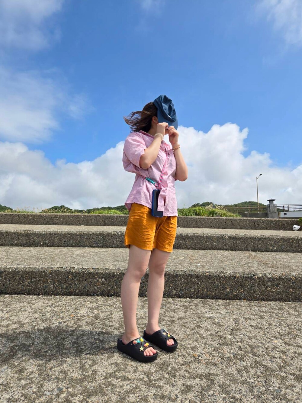 「crocsのアイテム（サンダル、ブラック系）」を使った、Amさん（骨格ナチュラル・レディース・153cm）の夏コーディネートの1枚目の写真