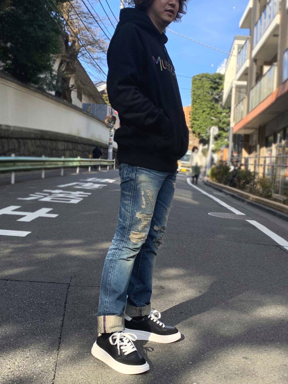 「パーカー、デニムパンツ、ダメージデニムパンツ、ダメージデニム、スニーカー、厚底シューズ、デニム、ブラック、カジュアル、ストリート、ゆるコーデ、スニーカーコーデ、ストリートコーデ、シンプルコーデ、メンズコーデ」｜「ASHの【IMPULS MAN】BL 厚底スニーカー（スニーカー、ブラック系）」を使った、Hiroさん（メンズ・170cm）の冬コーディネートの1枚目の写真