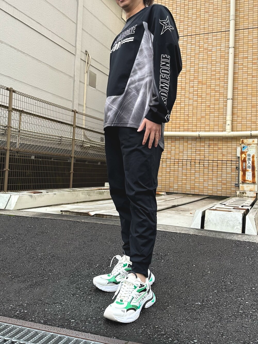 「ロンT、Tシャツ、スウェット、スウェットパンツ、スニーカー、ホワイトスニーカー、ダッドスニーカー、厚底スニーカー、厚底シューズ、ストリート、スポーティ、ストリートMIX、ラフコーデ、メンズコーデ、スニーカーコーデ」｜「FORSOMEONEのアイテム（トップス、ブラック系）」を使った、Hiroさん（メンズ・170cm）の春コーディネートの1枚目の写真