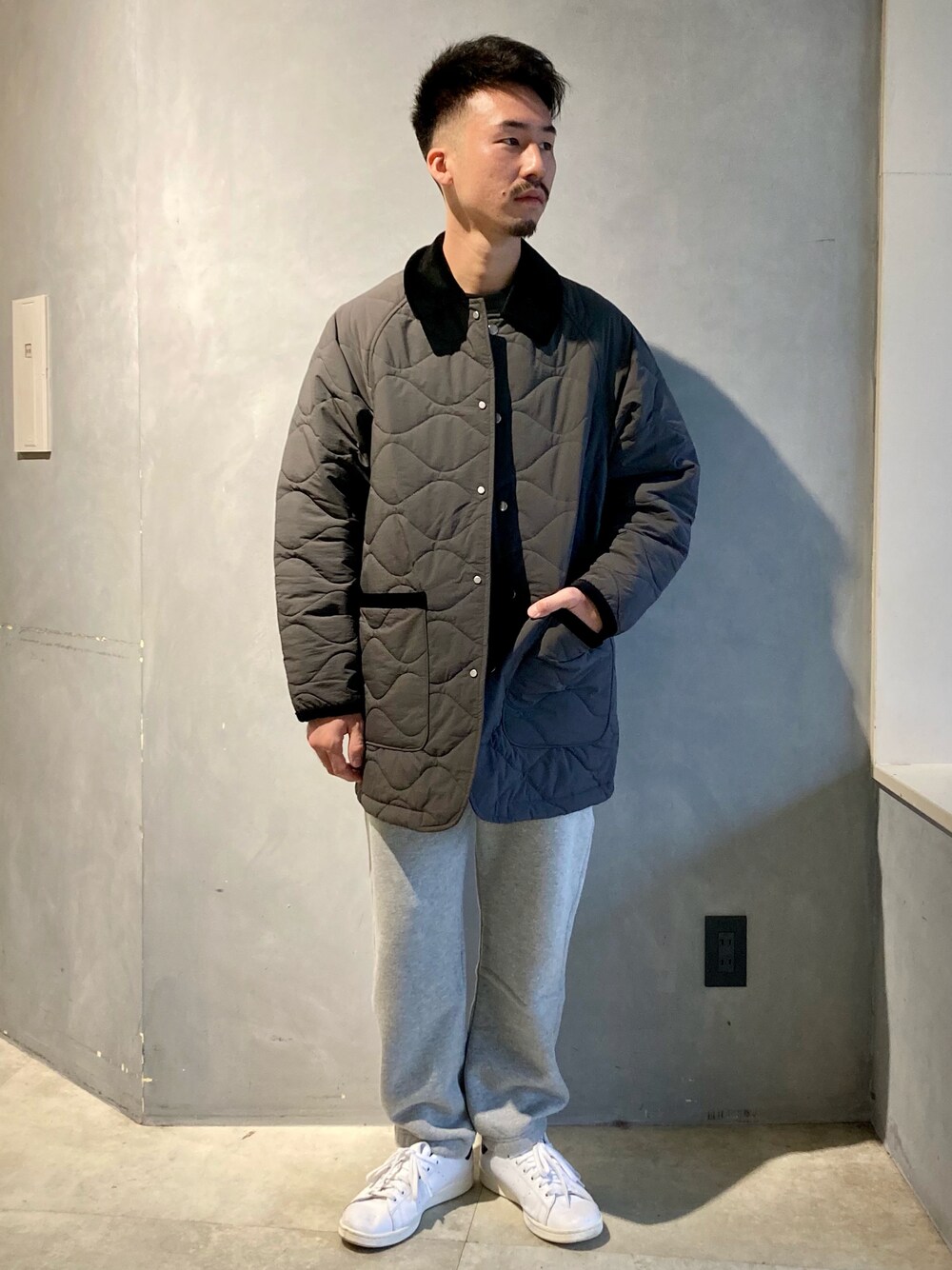 「秋冬コーデ、キルティングコート、カットソー、スウェットパンツ、スニーカー、BCSTOCK、ベーセーストック、休日スタイル、大人カジュアル」｜「B.C STOCKのQUILTING NYLON COAT（その他アウター、グレー系）」を使った、yuujirouさん（メンズ・170cm）の秋コーディネートの1枚目の写真
