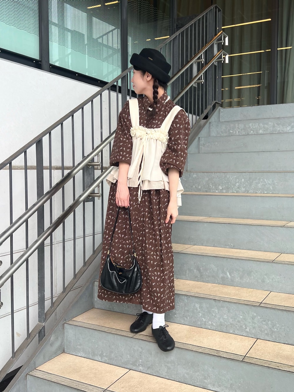 「秋っぽコーデ更新中、レイヤードスタイル、秋服、カジュアルコーデ、24AW秋の新作、ブラウン、シャツワンピース、ベスト、カオリノモリ、epine、BEAMS、低身長、淡色コーデ、淡色女子、しまむら」｜「kaorinomoriのkaorinomori ☆モーリエトーク（ハット、ブラック系）」を使った、miiさん（骨格ウェーブ・レディース・156cm）の秋コーディネートの1枚目の写真