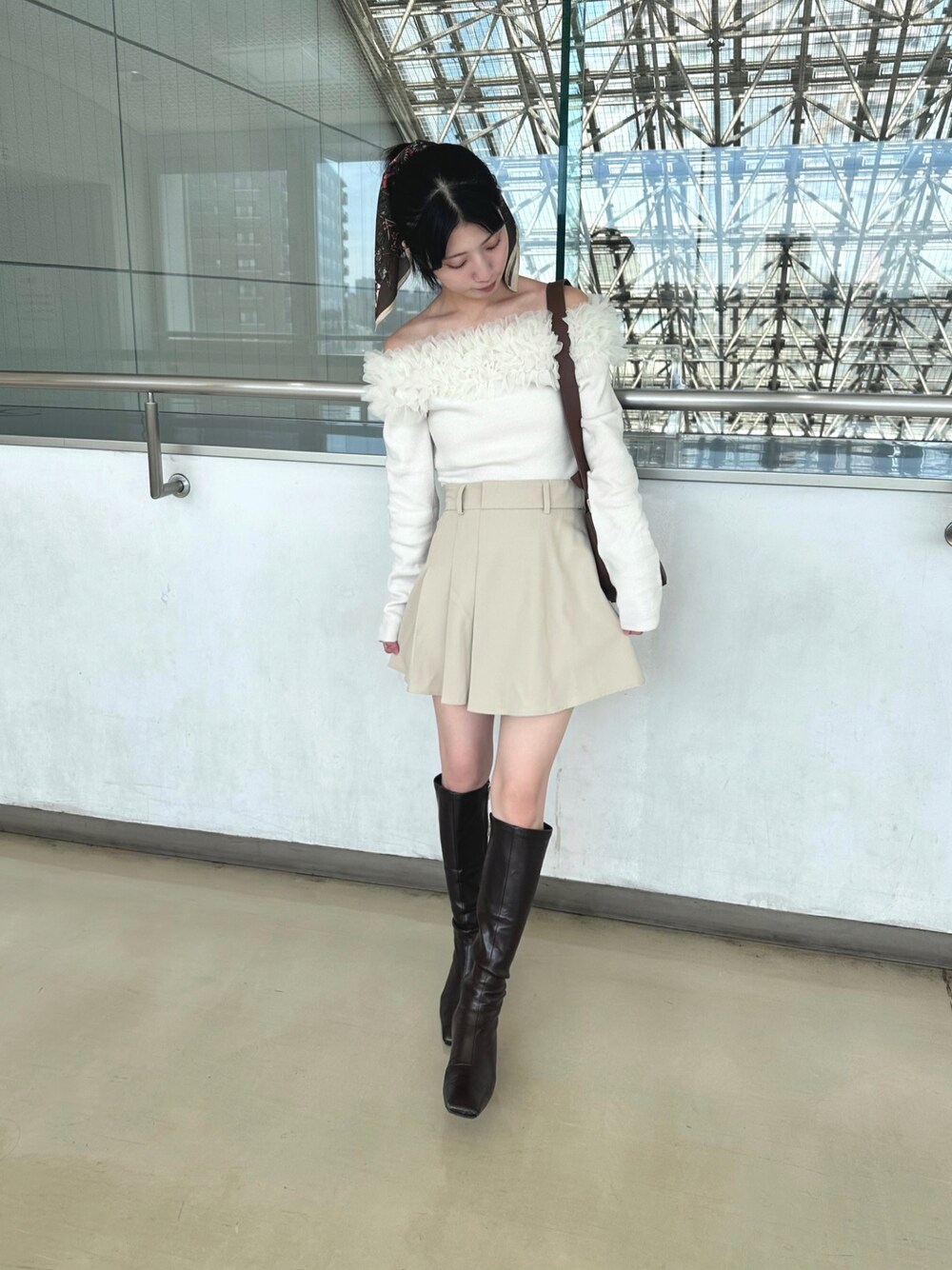 「秋っぽコーデ更新中、秋先取りコーデ、大人女子、オトナカワイイ、シンプルコーデ、淡色コーデ、淡色女子、GRL、RANDA、骨格ウェーブ、ブルべ夏、ブーツ、ロングブーツ、プチプラコーデ、低身長女子」｜「GRLのアイテム（トップス、ホワイト系）」を使った、miiさん（骨格ウェーブ・レディース・156cm）の秋コーディネートの1枚目の写真