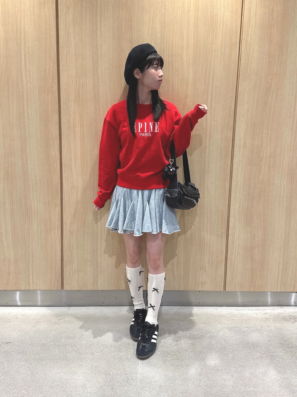 「今日のコーデ、春色、トレンド、epine、GRL、骨格ウェーブ、adidas、オトナカワイイ、カジュアルガーリー、ガーリー、大人カジュアル、ミニスカート、ハイソックス、スウェット、低身長コーデ」｜「epineのアイテム（スウェット、レッド系）」を使った、miiさん（骨格ウェーブ・レディース・156cm）の春コーディネートの1枚目の写真