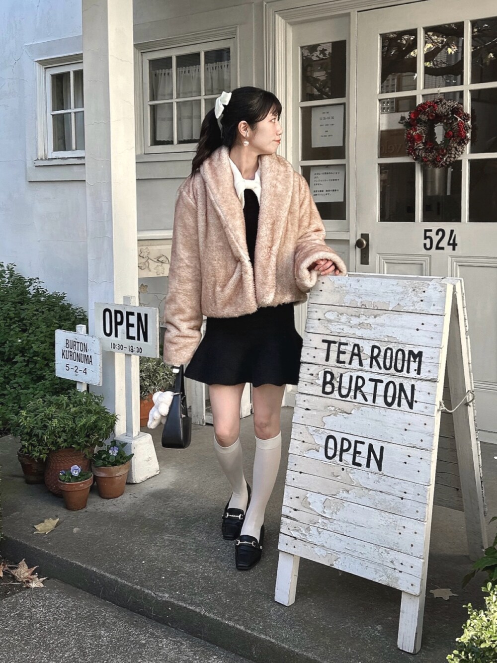 「最近のいい感じコーデ、クリスマスに着たい服、モノトーンコーデ、ファーコート、GRL、epine、snidel、RANDA、低身長、低身長女子、ガーリー、大人ガーリー、フレンチガーリー、大人かわいい、骨格ウェーブ」｜「Treat urselfのアイテム（ジャケット/アウター、ベージュ系）」を使った、miiさん（骨格ウェーブ・レディース・156cm）の冬コーディネートの1枚目の写真