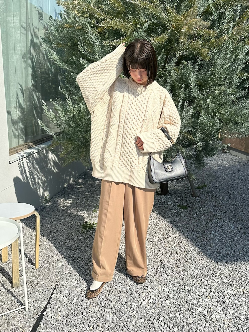 「オトナカジュアル、淡色コーデ、お洒落さんとつながりたい、白ニット、ケーブルニット、チノパン、着回しコーデ、ベージュ、ホワイト、淡色女子、しまむら、バレエシューズ、骨格ウェーブ、休日コーデ、ビッグシルエット」｜「select MOCA by sonのヴィンテージライクケーブルニット（ニット/セーター、ホワイト系）」を使った、miiさん（骨格ウェーブ・レディース・154cm）の秋コーディネートの1枚目の写真