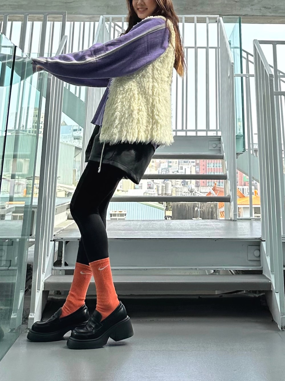 「NIKEのアイテム（レッグウェア、オレンジ系）」を使った、che91145さん（レディース・166cm）の冬コーディネートの1枚目の写真