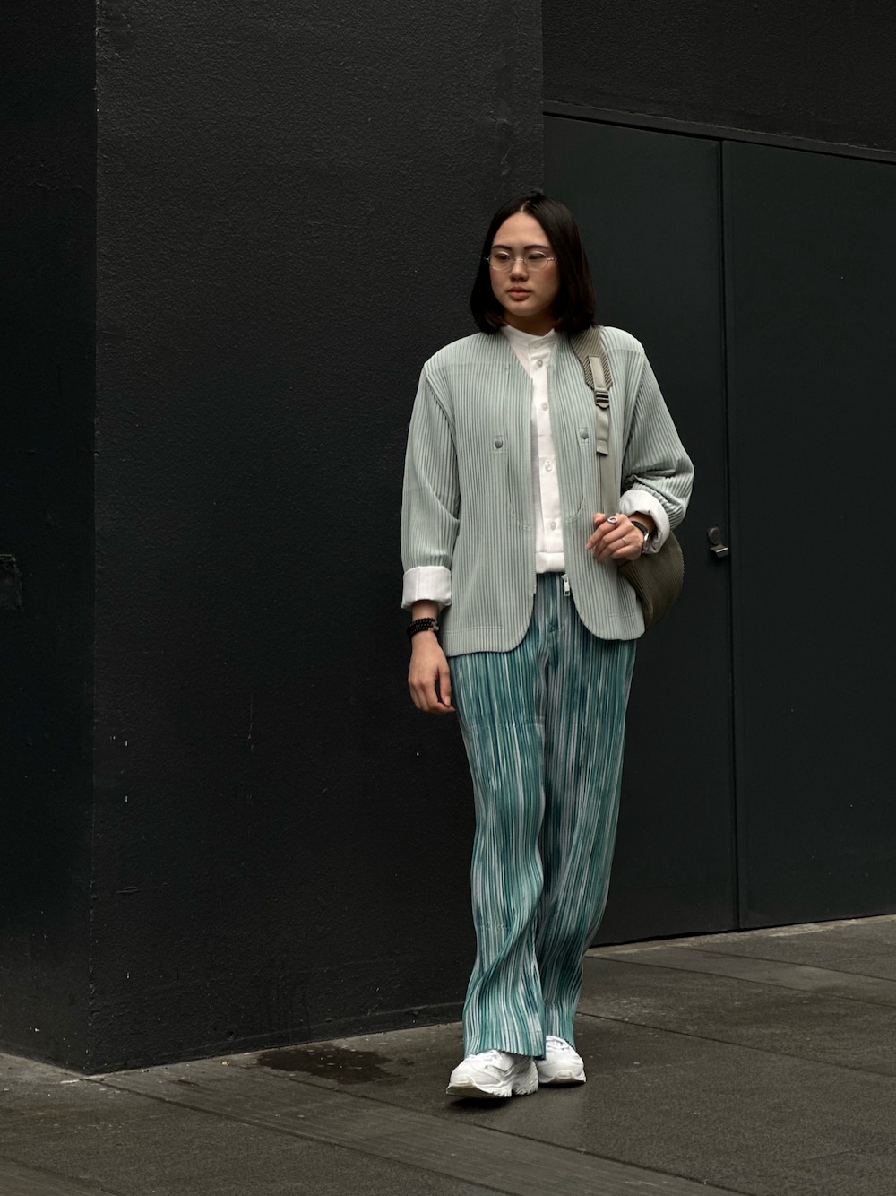 HOMME PLISSE ISSEY MIYAKEのノーカラージャケットを使ったレディース