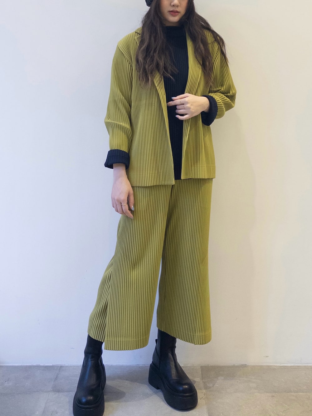 「HOMME PLISSE ISSEY MIYAKEのアイテム（テーラードジャケット、イエロー系）」を使った、che91145さん（レディース・166cm）の冬コーディネートの1枚目の写真