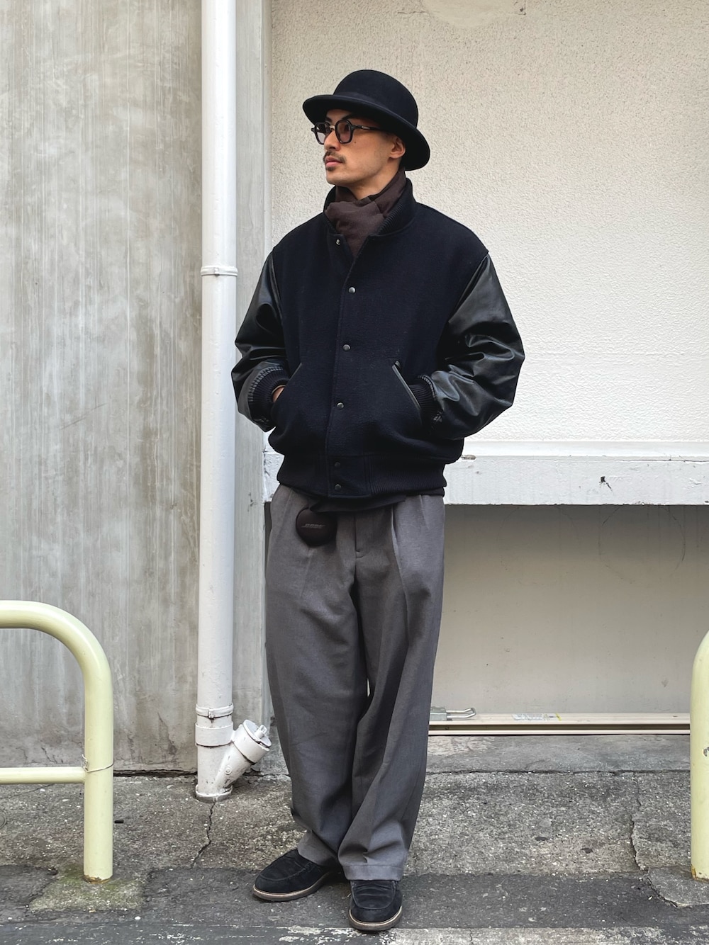 ブラック系のブルゾン、グレー系のスラックス、ブラック系のローファーを着用したメンズの冬コーディネートの1枚目の写真