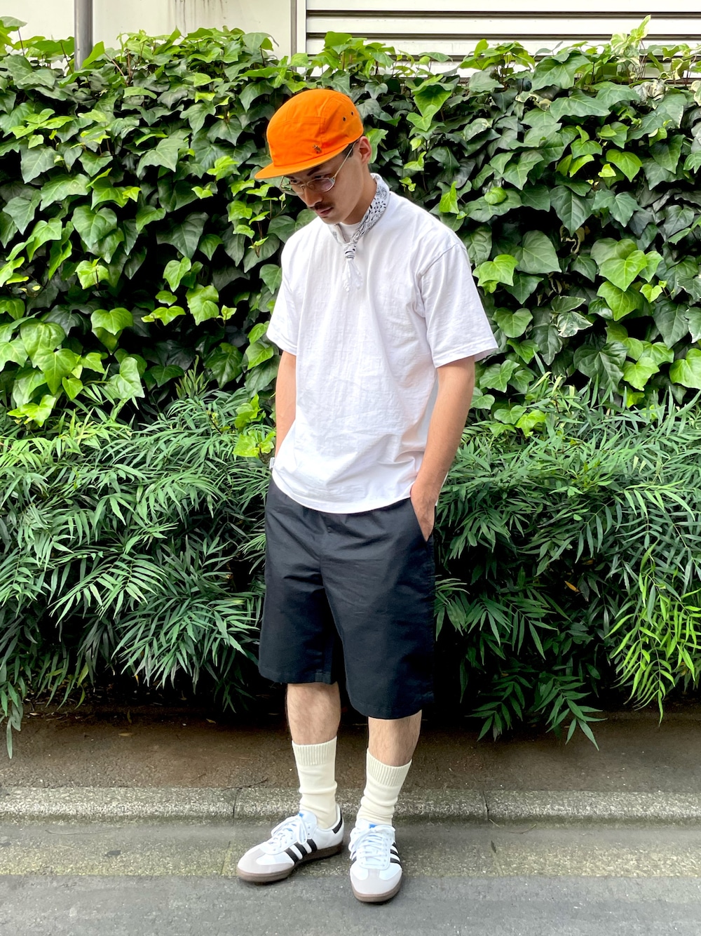 「夏コーデ、白Tシャツ、ストリート、夏、メンズコーデ、休日スタイル、スニーカー、キャップ、キャップコーデ、キャップ×メガネ、キャップスタイル、短パン、短パンスタイル、短パンコーデ、短パン×靴下」｜「PRO CLUB のアイテム（Tシャツ/カットソー、ホワイト系）」を使った、Daisukeさん（メンズ・173cm）の夏コーディネートの1枚目の写真