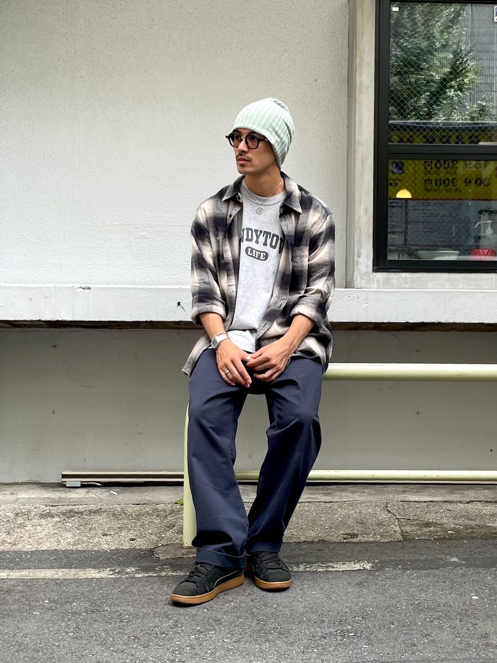 ブルー系のシャツ/ブラウス、ブルー系のチノパンツ、ブラック系のスニーカーを着用したメンズの夏コーディネートの1枚目の写真