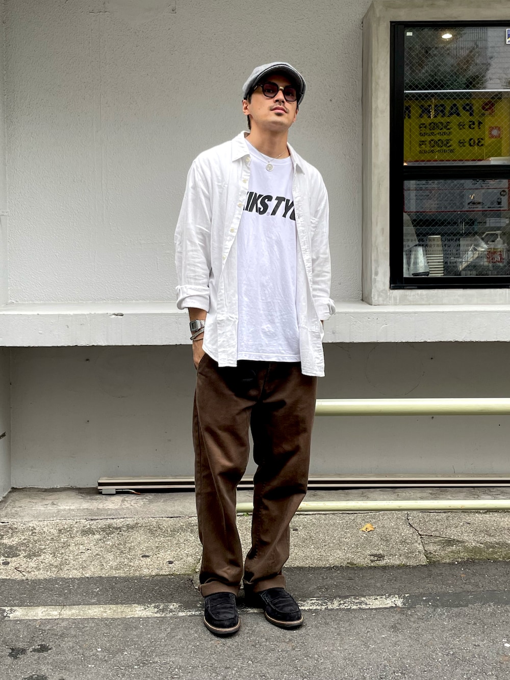 ホワイト系のTシャツ/カットソー、ホワイト系のシャツ/ブラウス、ブラウン系のチノパンツを着用したメンズの秋コーディネートの1枚目の写真
