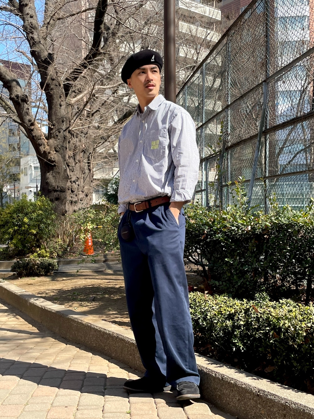 「春色、シャツスタイル、今日のコーデ、シンプルコーデ、春服、アメカジ、きれいめカジュアル、ベレー、ベレー帽、ベレー帽×メガネ、ベレー帽コーデ、ベレー帽男子」｜「KANGOLのKANGOL BAMBOO JAX BERET（ハンチング/ベレー帽、ブラック系）」を使った、Daisukeさん（メンズ・173cm）の春コーディネートの1枚目の写真