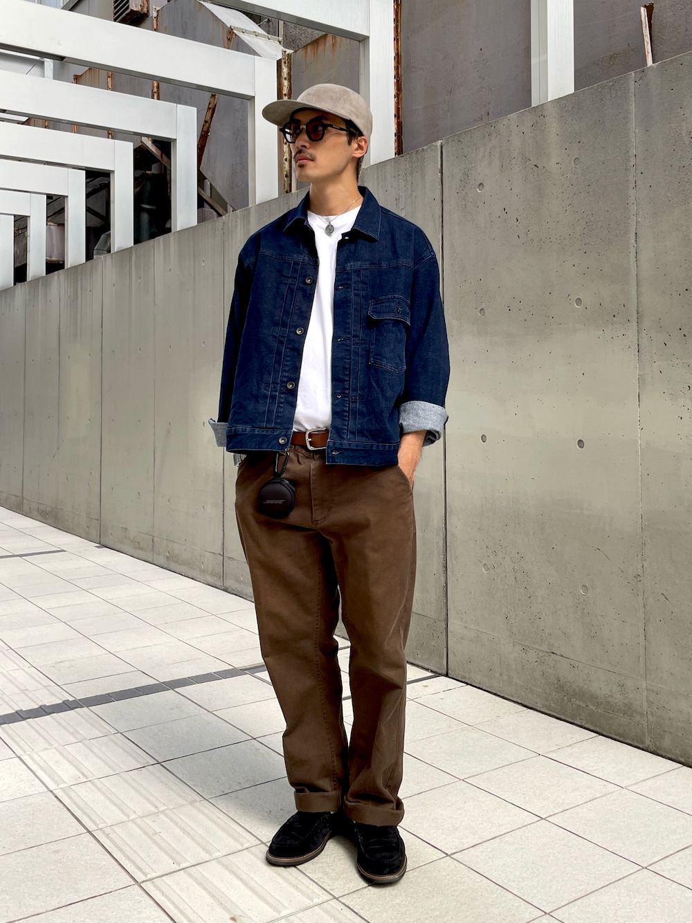 ブルー系のデニムジャケット、ブラウン系のチノパンツ、ブラック系のローファーを着用したメンズの秋コーディネートの1枚目の写真