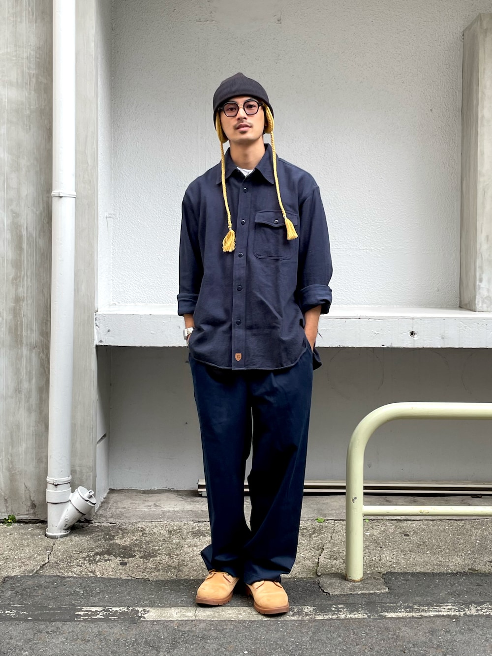 ブルー系のジャケット/アウター、ブルー系のチノパンツ、ベージュ系のブーツを着用したメンズの秋コーディネートの1枚目の写真