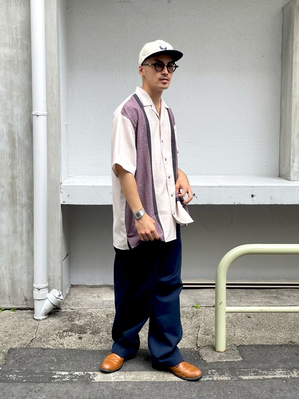グレー系のシャツ/ブラウス、ブルー系のチノパンツ、ブラウン系のブーツを着用したメンズの夏コーディネートの1枚目の写真