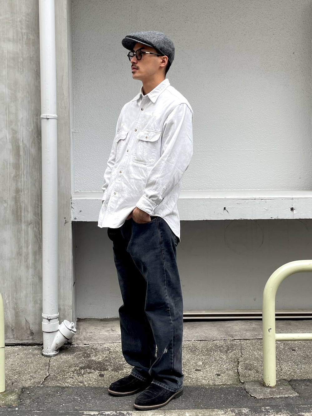 ホワイト系のシャツ/ブラウス、グレー系のデニムパンツ、ブラック系のローファーを着用したメンズの秋コーディネートの1枚目の写真