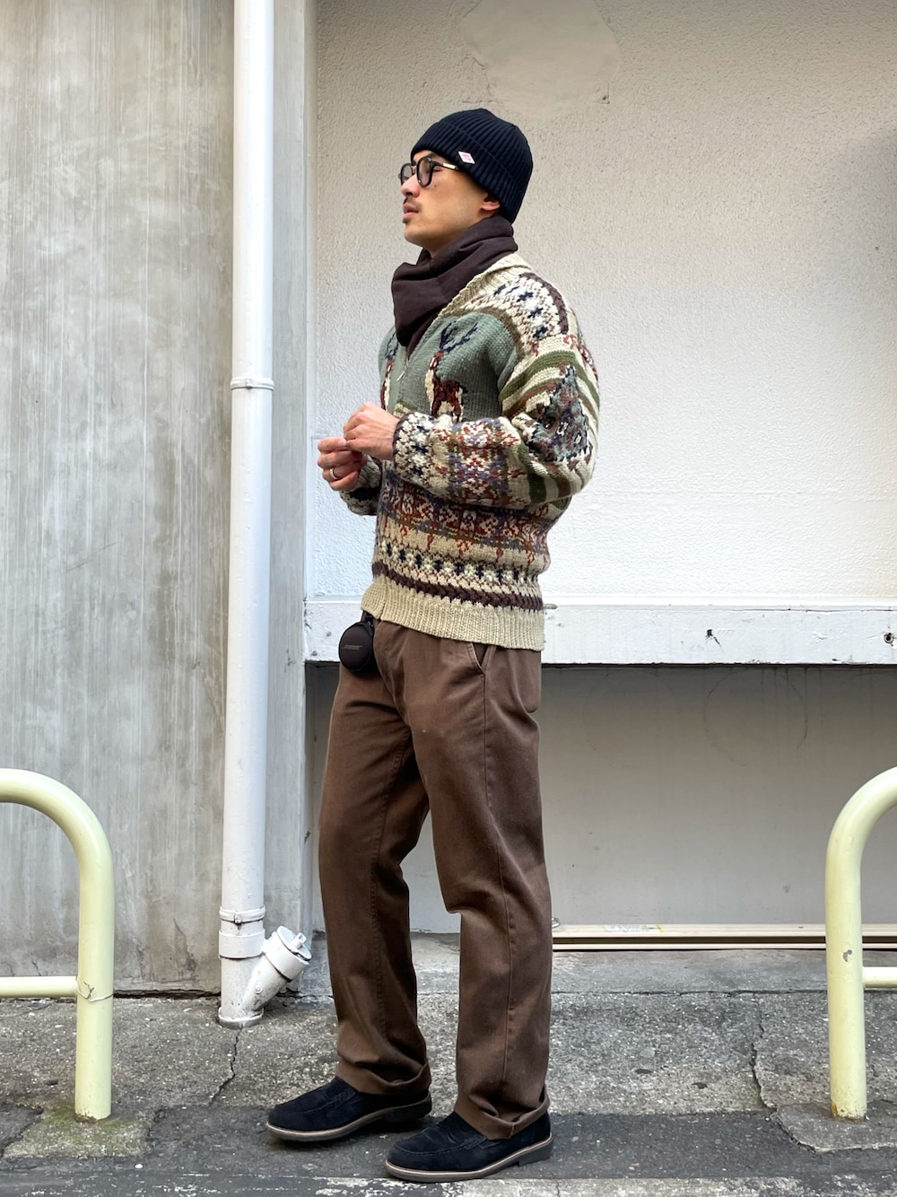 「お洒落さんとつながりたい、冬のコーデ、シンプルスタイル、メンズコーデ、ストリート、ニット、ヴィンテージ、アメカジ、サングラス、ニット帽コーデ、ニット帽×メガネ、ニット帽男子」｜「DANTONのDANTON RIB KNIT CAP / ダントン（ニットキャップ/ビーニー、ブラック系）」を使った、Daisukeさん（メンズ・173cm）の冬コーディネートの1枚目の写真