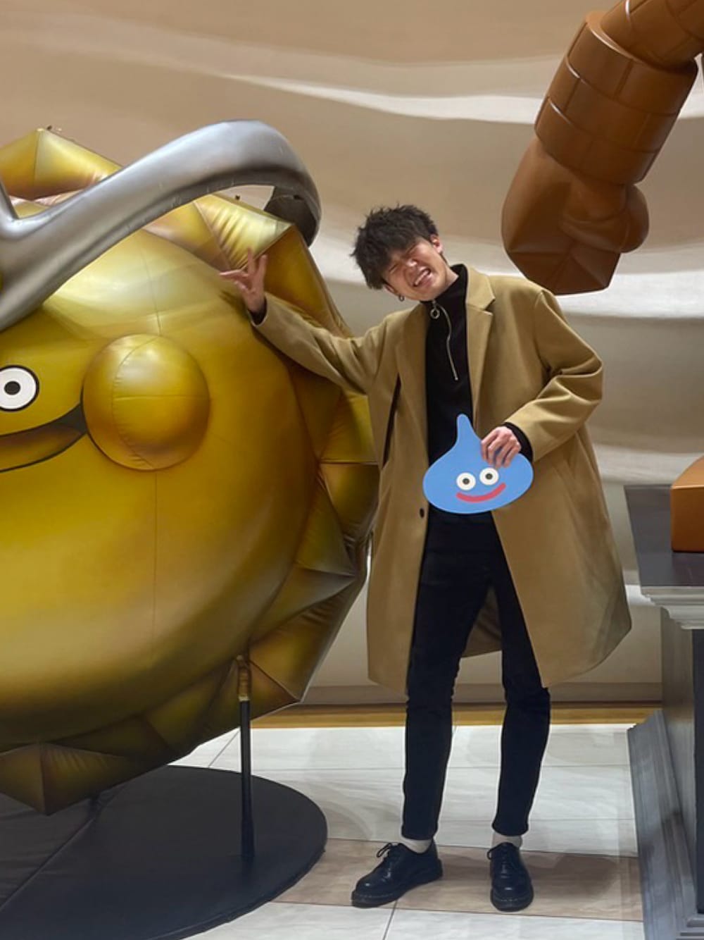 「おしゃれさんと繋がりたい、きれいめカジュアル、メンズコーデ、新星WEARISTAにエントリー、adrer、GU、ドクターマーチン、お出かけコーデ、黒、ドラゴンクエスト」｜「GUのアイテム（チェスターコート、その他）」を使った、yabataapi326さん（メンズ・185cm）の冬コーディネートの1枚目の写真