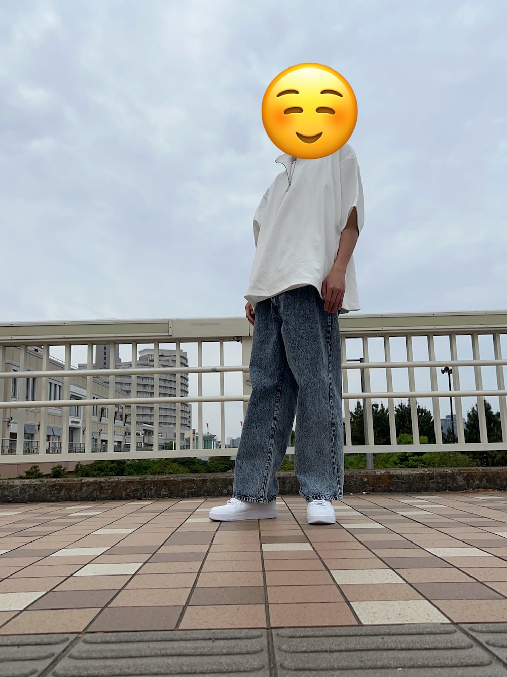 「大人ストリート、ストリート、ストリートコーデ、おしゃれさんと繋がりたい、スニーカー、ハーフジップ、ワイドデニム」｜「ADRERのextra quality cotton punch dolman half ring zip T/エクストラクオリティコットンポンチドルマンハーフリングジップT（Tシャツ/カットソー、ホワイト系）」を使った、yabataapi326さん（メンズ・185cm）の春コーディネートの1枚目の写真