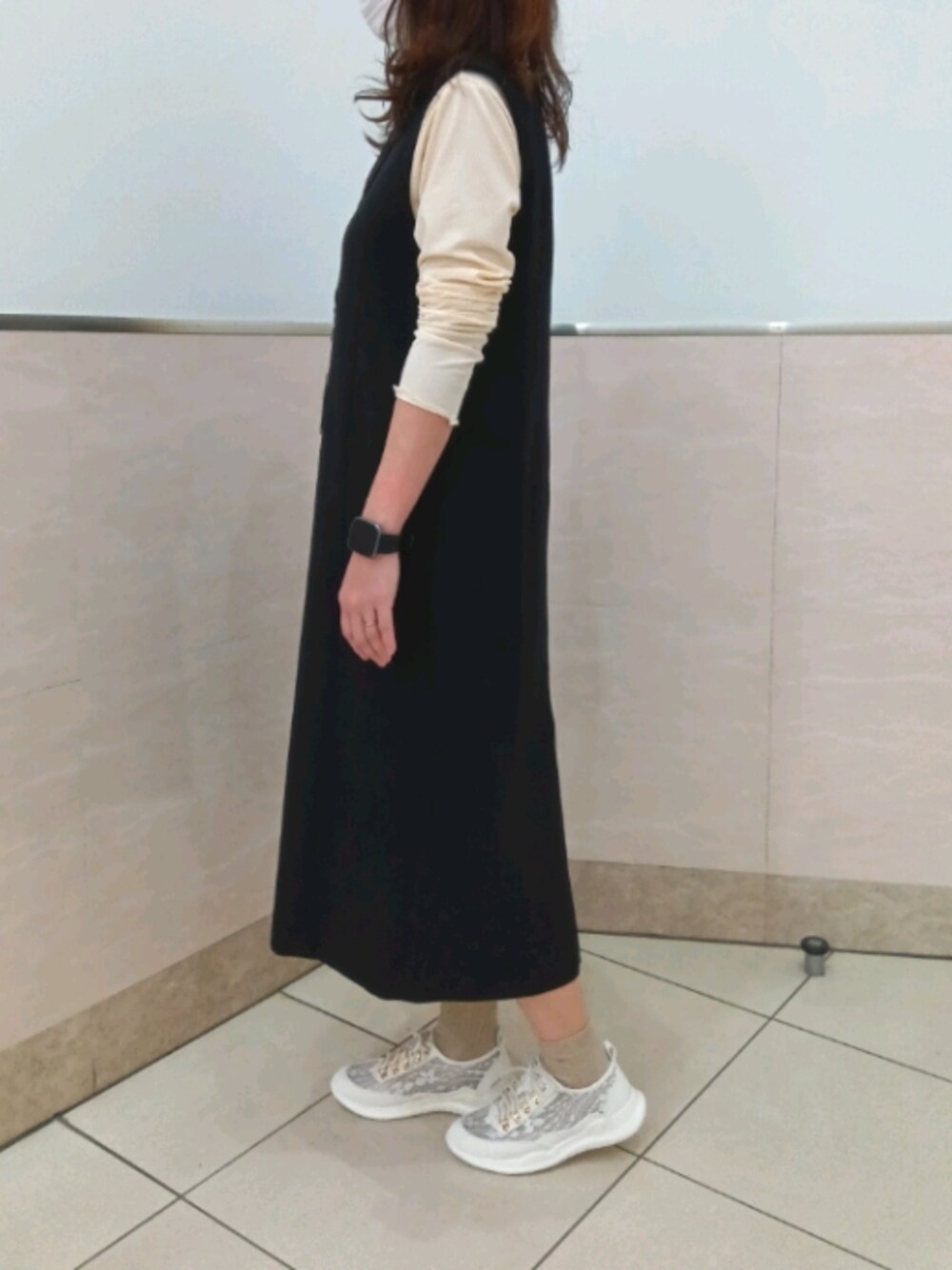 ホワイト系のスニーカーを着用したレディースの春コーディネートの1枚目の写真