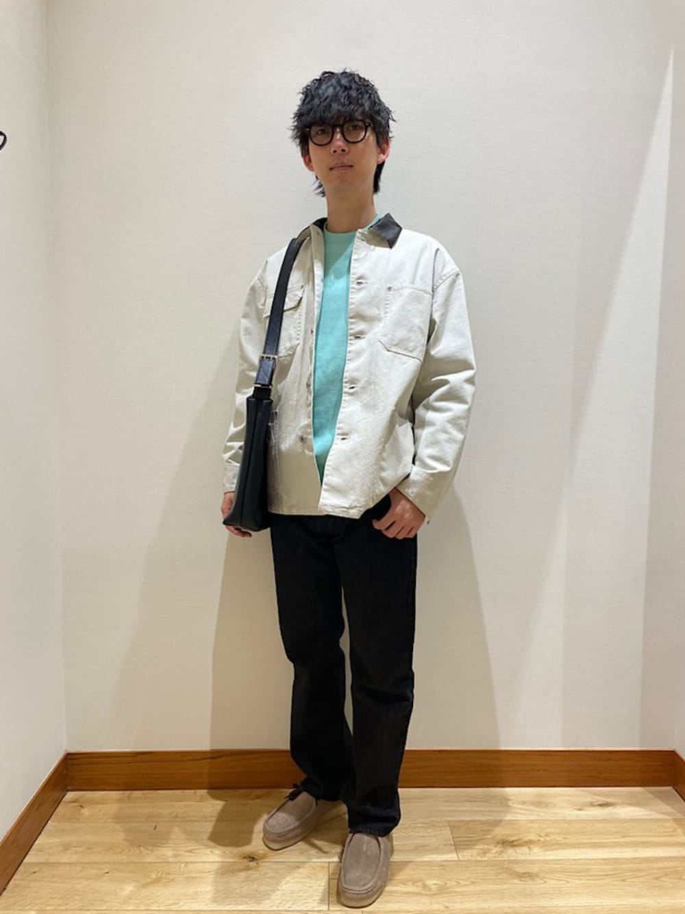 「ロゴ、ロゴスウェット、ミントグリーン、ミントカラー、ワークジャケット、ジャケット、ショルダーバッグ、ブーティー、デニムパンツ、City Ambient Products」｜「City Ambient ProductsのCity Ambient Products: ヴィンテージライク ショルダー バッグ（ショルダーバッグ、ブラック系）」を使った、孫田さん（メンズ・173cm）の春コーディネートの1枚目の写真