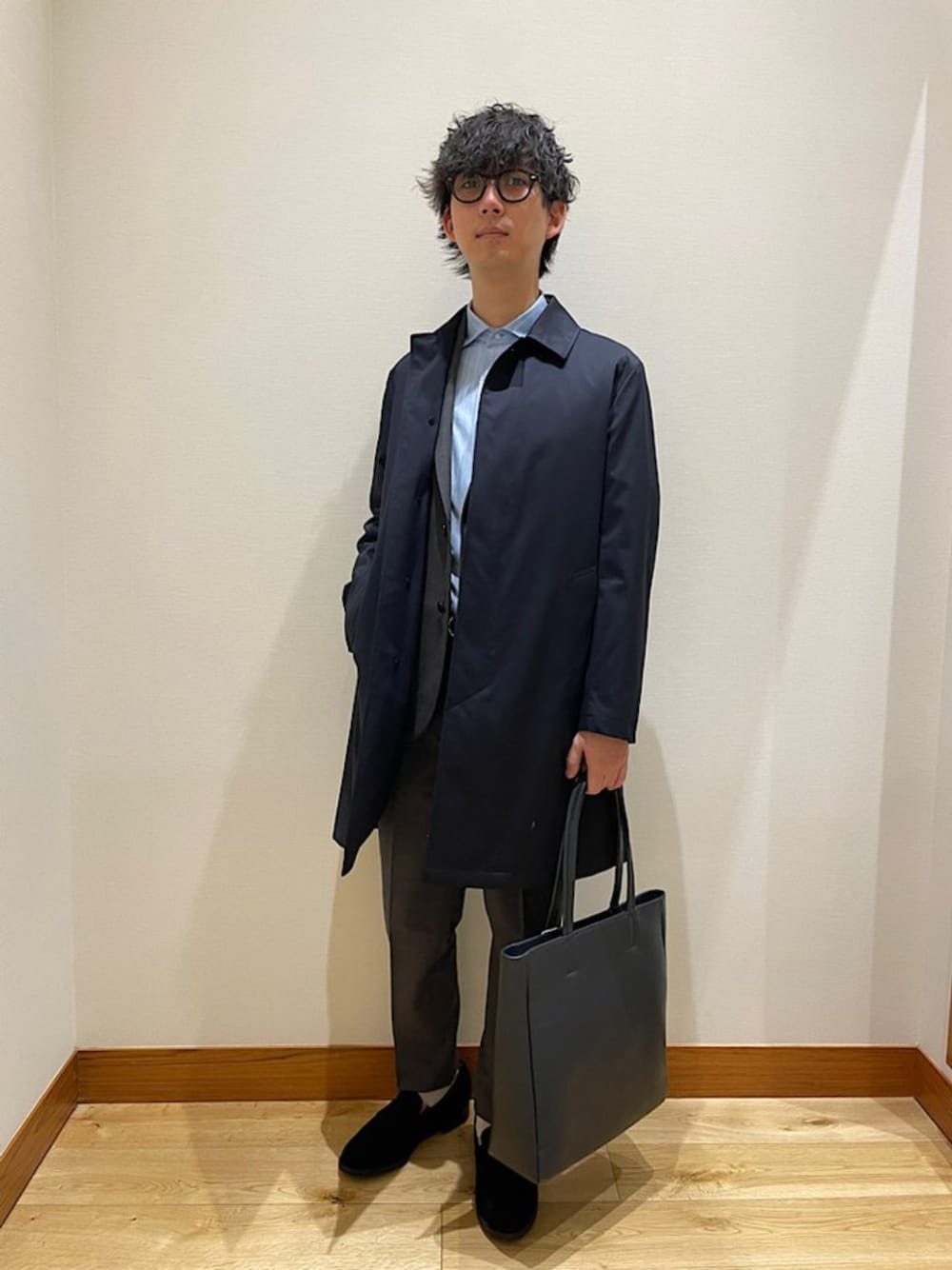 「ジャージー、ジャージー素材、ストレッチパンツ、ストレッチパンツ グレー、ステンカラーコート、テーラードジャケット、テーラード、メッシュ、メッシュベルト、ブルーシャツ、ビジネススタイル、ビジネスカジュアル」｜「SHIPSのSHIPS:〈セットアップ対応〉TW ストレッチ パンツ（その他パンツ、グレー系）」を使った、孫田さん（メンズ・173cm）の春コーディネートの1枚目の写真