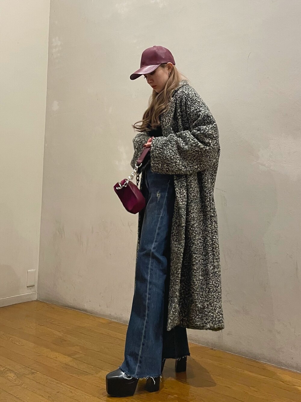 ブルー系のデニムパンツ、パープル系のショルダーバッグ、その他のチェスターコートを着用したレディースの冬コーディネートの1枚目の写真