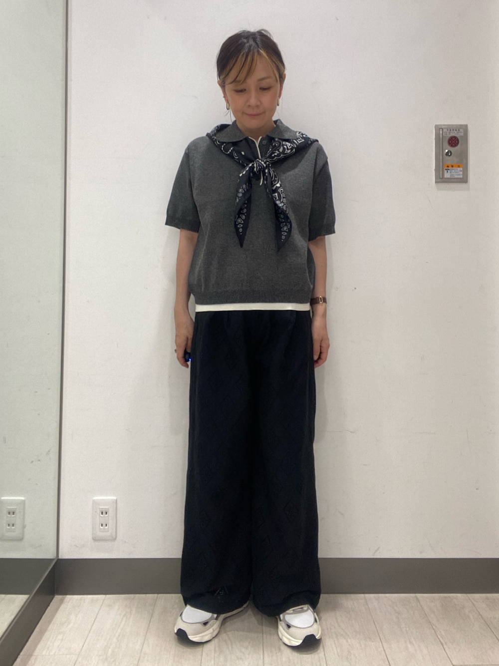 グレー系のポロシャツ、ブラック系のその他パンツ、ブルー系のバンダナ/スカーフを着用したレディースの夏コーディネートの1枚目の写真