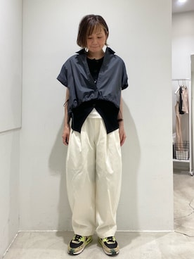 「SENSE OF PLACE by URBAN RESEARCH（センスオブプレイスバイアーバンリサーチ）の『イージーケア』クロップドギャザーシャツ（シャツ/ブラウス、グレー系）」を使った、satomiさん（レディース・154cm）の春コーディネート