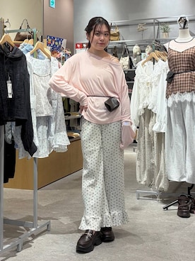 「LOWRYS FARM（ローリーズファーム）のサーマルフラワーフリルパンツ　1048957（その他パンツ、グレー系）」を使った、hinamkmk26さん（レディース）の秋コーディネート