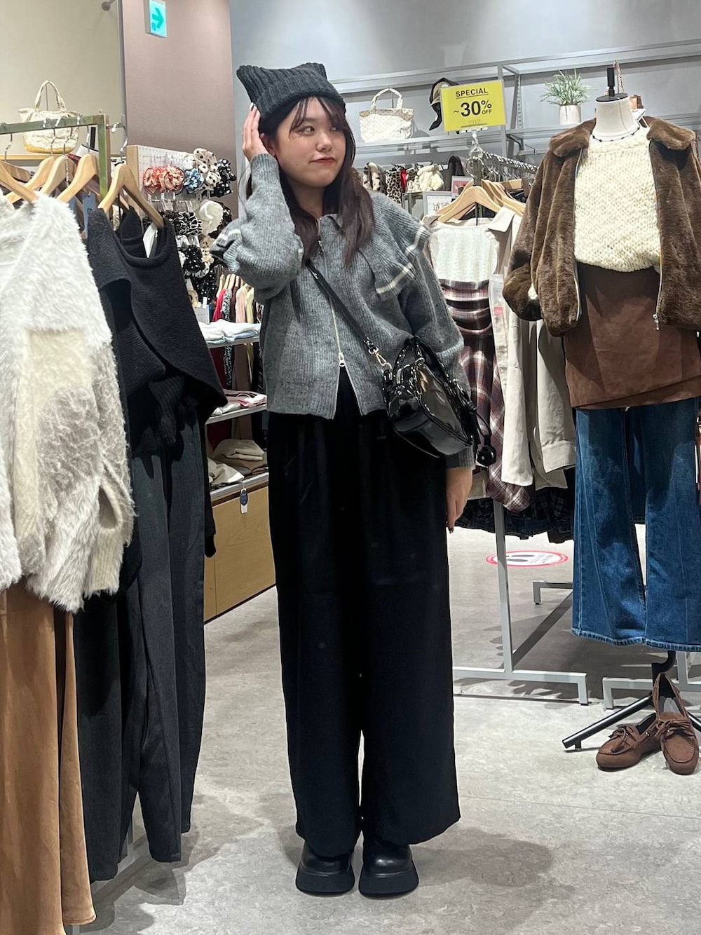 ブラック系のサンダル、ブラック系のその他パンツ、グレー系のニット/セーターを着用したレディースの秋コーディネートの1枚目の写真