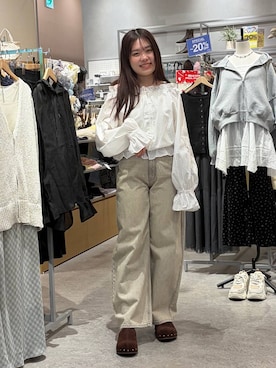 「LOWRYS FARM（ローリーズファーム）のワイドストレートデニムパンツ　607883（デニムパンツ、ベージュ系）」を使った、hinamkmk26さん（レディース）の春コーディネート