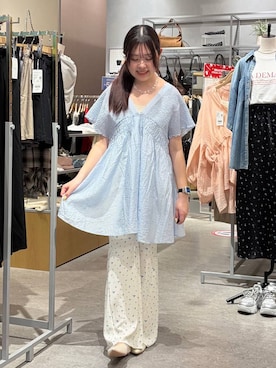 「LOWRYS FARM（ローリーズファーム）のシャーリングチュニックフレンチスリーブ　 581468（シャツ/ブラウス、ブルー系）」を使った、hinamkmk26さん（レディース）の春コーディネート
